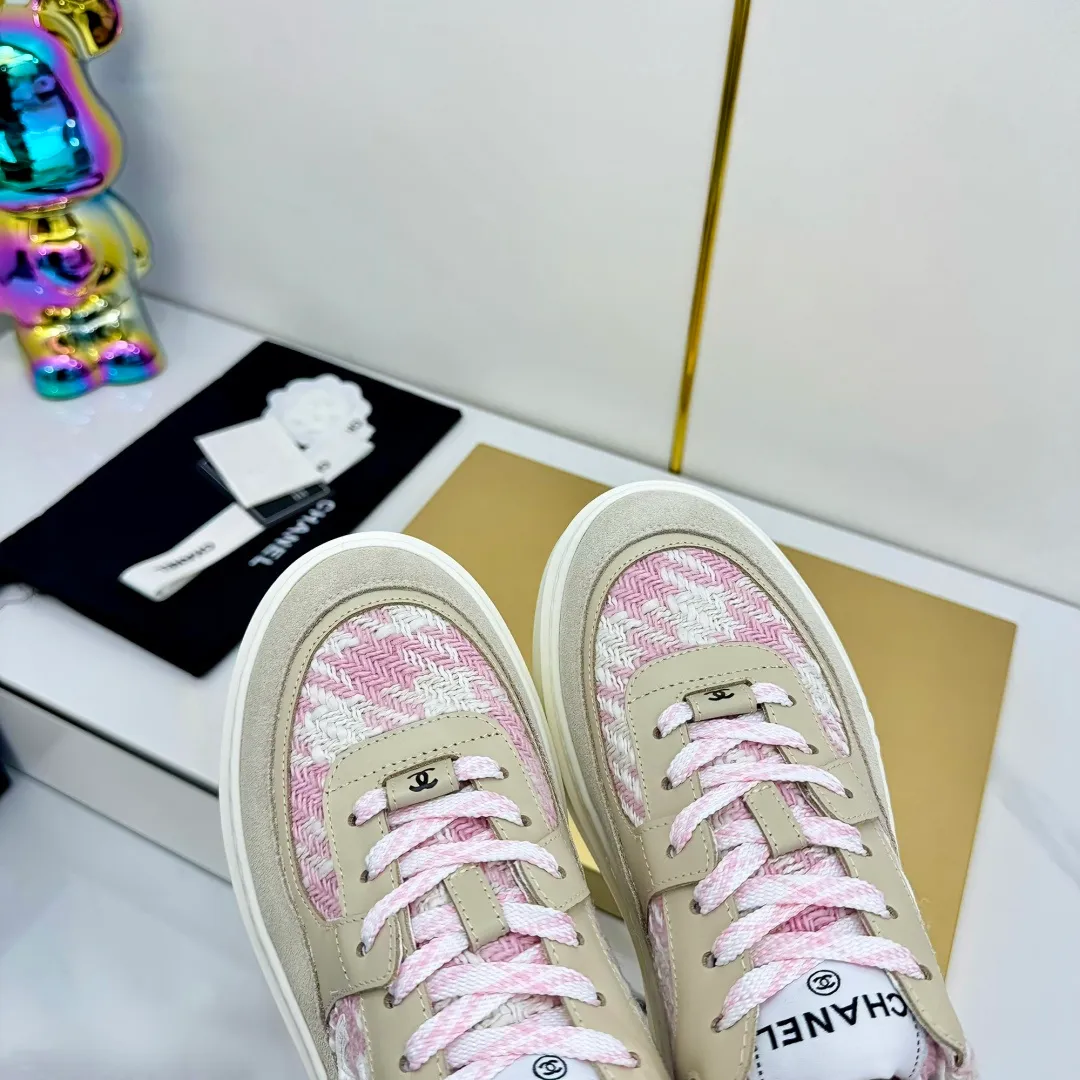 👟👟Ex-factory price 600👟👟 Upgraded version, upgraded version, upgraded version! No rebuttal accepted! ! ! ! Chanel Chanel panda shoes! 2025 counter's top casual sports shoes. This classic design; the upper is electro-embroidered with a variety of techniques; the outsole is fashionable and sporty; the unusual inclusion of a variety of color matching elements... The diversified mix and match is very good-looking and versatile, and can be used for leisure, fashion, sports, and outdoor... ꫛꫀꪝ Go➫ Materials: ❶Upper made of: original imported first-layer silk cowhide + original waterproof cloth + original first-layer cowhide ❷Inner lining: Original Yangli+Net ❸Outsole based on: Original TPU combination outsole Counter boutique packaging complete set for women 35–41 👉 👉 👉 👉 👉